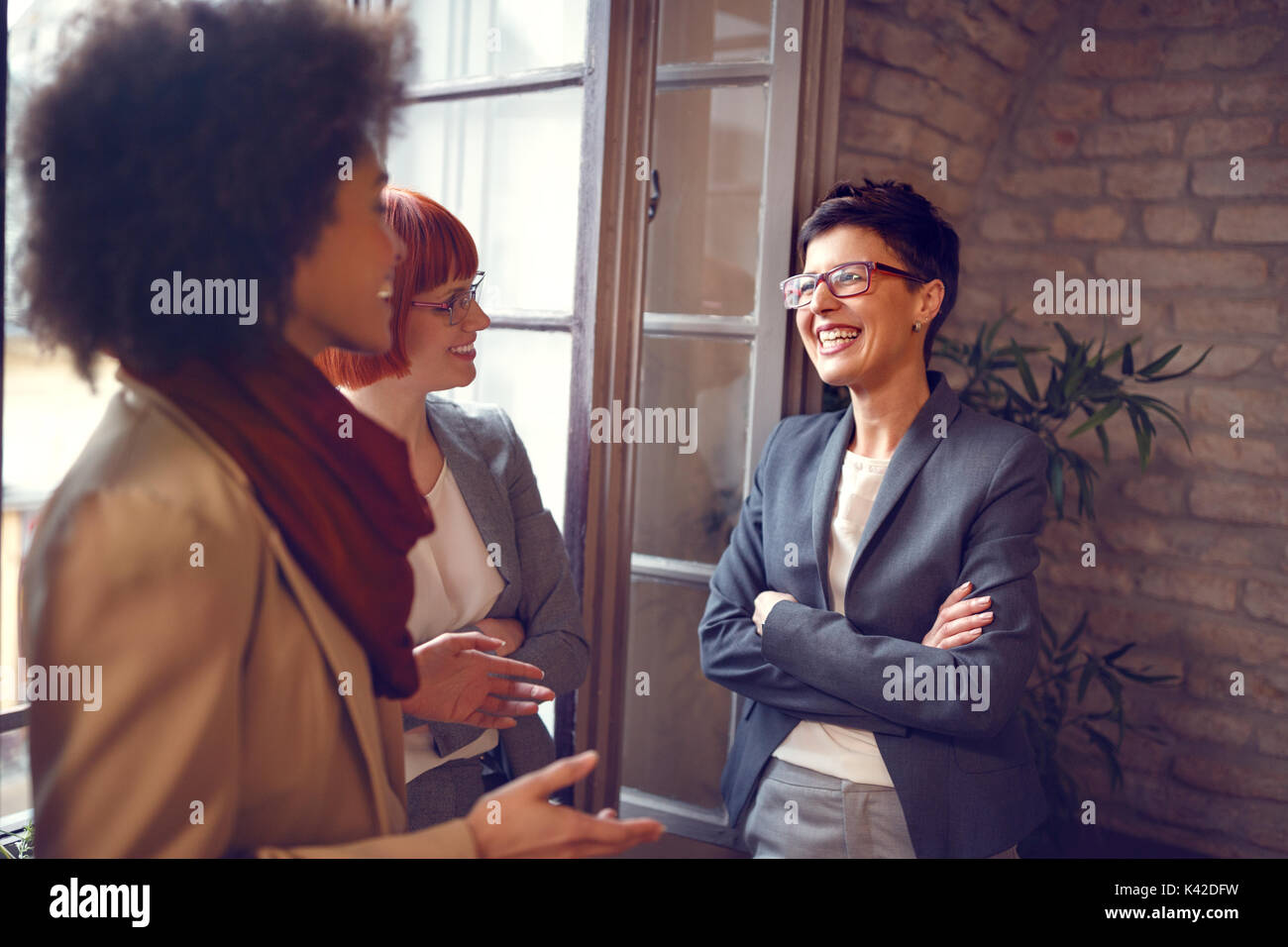 Gruppe der Frauen bei der Arbeit reden im Büro Stockfoto