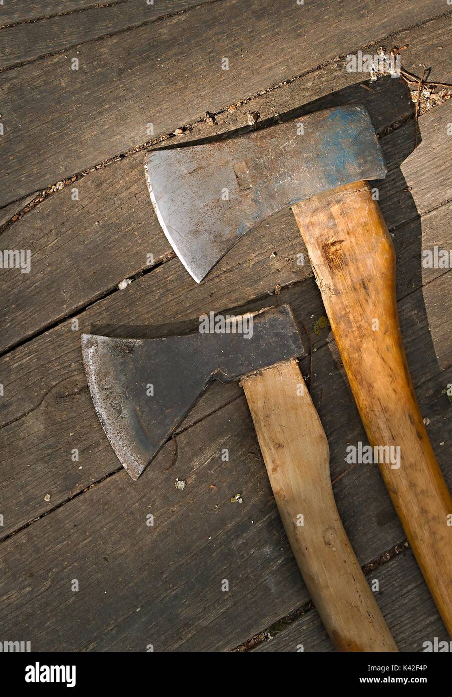 Zwei Achsen auf dem Boden Stockfoto