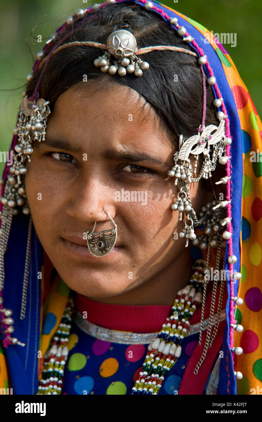 MIR nomadischen tribeswoman von Gujarat, das Tragen der traditionellen Schmuck und helle Kleidung mit Schleier über ihren Kopf, Dasada, Rann von Kutch, Gujarat, Stockfoto