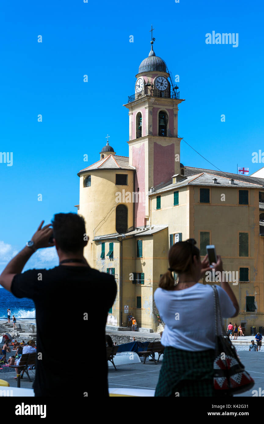 Italien. Ligurien. Golf Paradisio. Camogli. Kirche Santa Maria Assunta Stockfoto