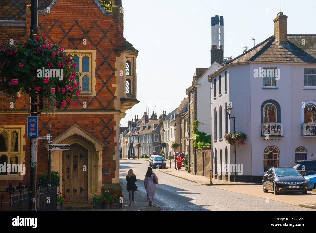 Bury St Edmunds Suffolk, Blick Richtung Crown Street zeigt ein breites Spektrum an architektonischen Stilen, Inc. Die gotische Viktorianischen Sparkasse Haus auf der linken Seite Stockfoto