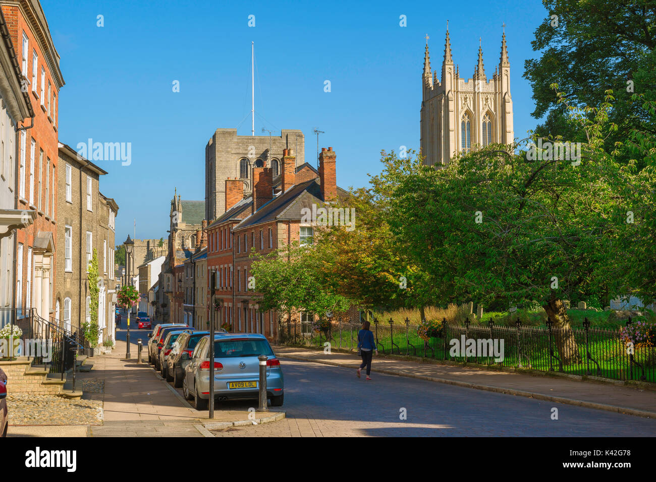 Bury St Edmunds Suffolk, Blick auf die Crown Street mit den Türmen des normannischen Torhauses und der Kathedrale im Stadtzentrum von Bury St Edmunds UK Stockfoto