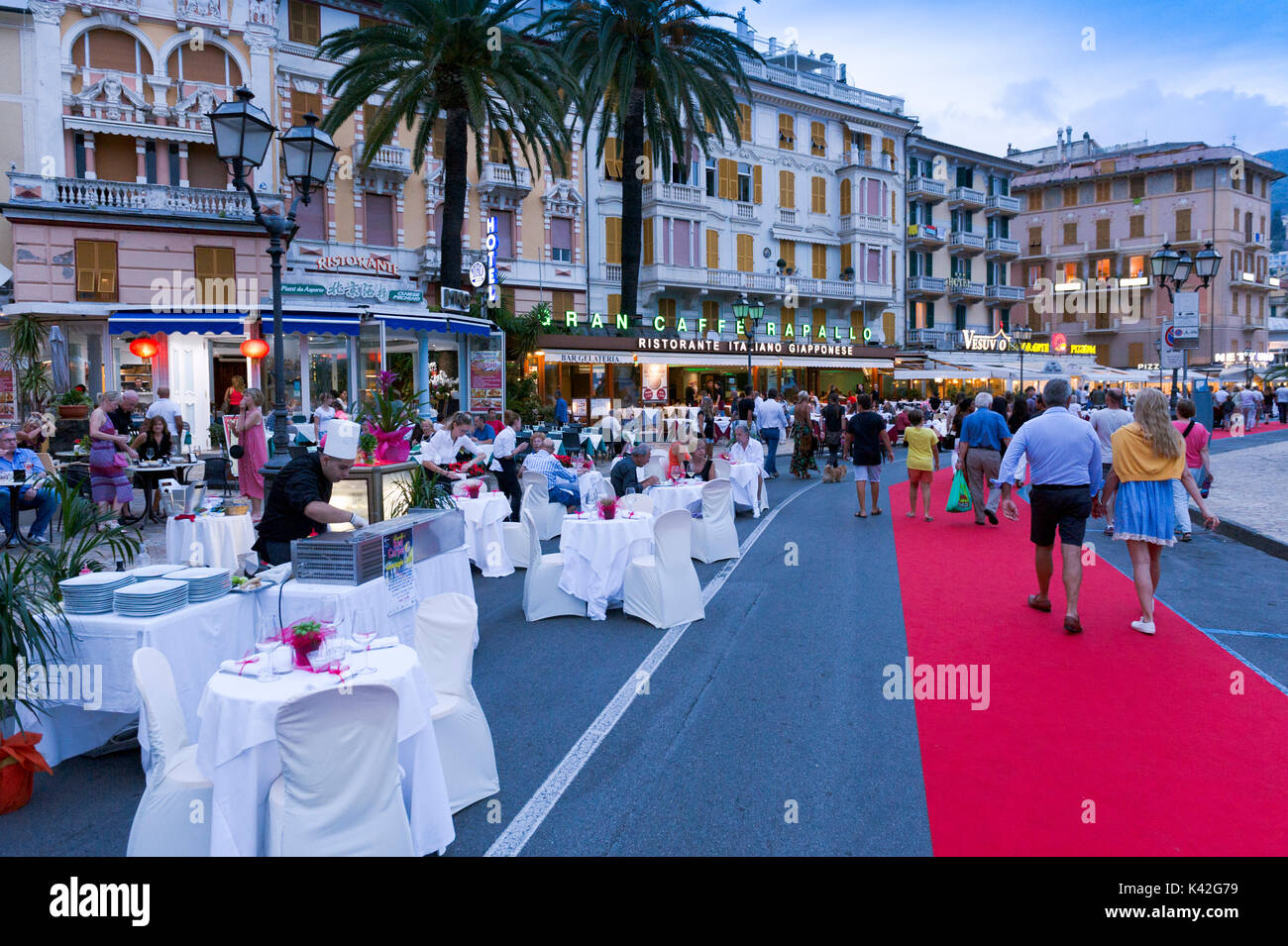 Europa. Italien. Ligurien. Golf von Tigullio. Italienische Riviera. Restaurant in der Stadt Rapallo Stockfoto