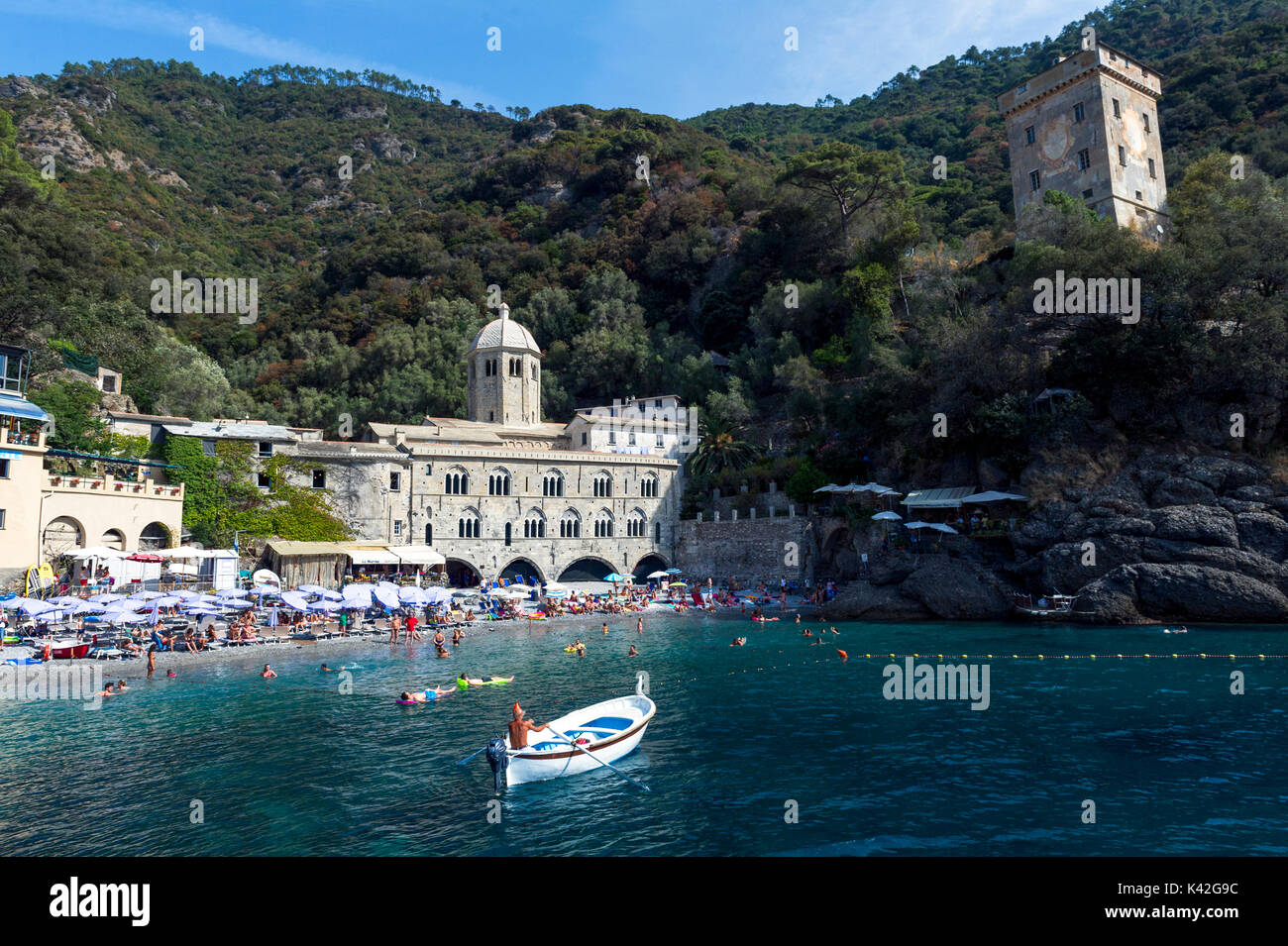 Italien. Ligurien. Regional Park von Portofino. Golfo Paradiso. Bucht von Camogli. San Fruttuoso Abtei von Capodimonte Stockfoto