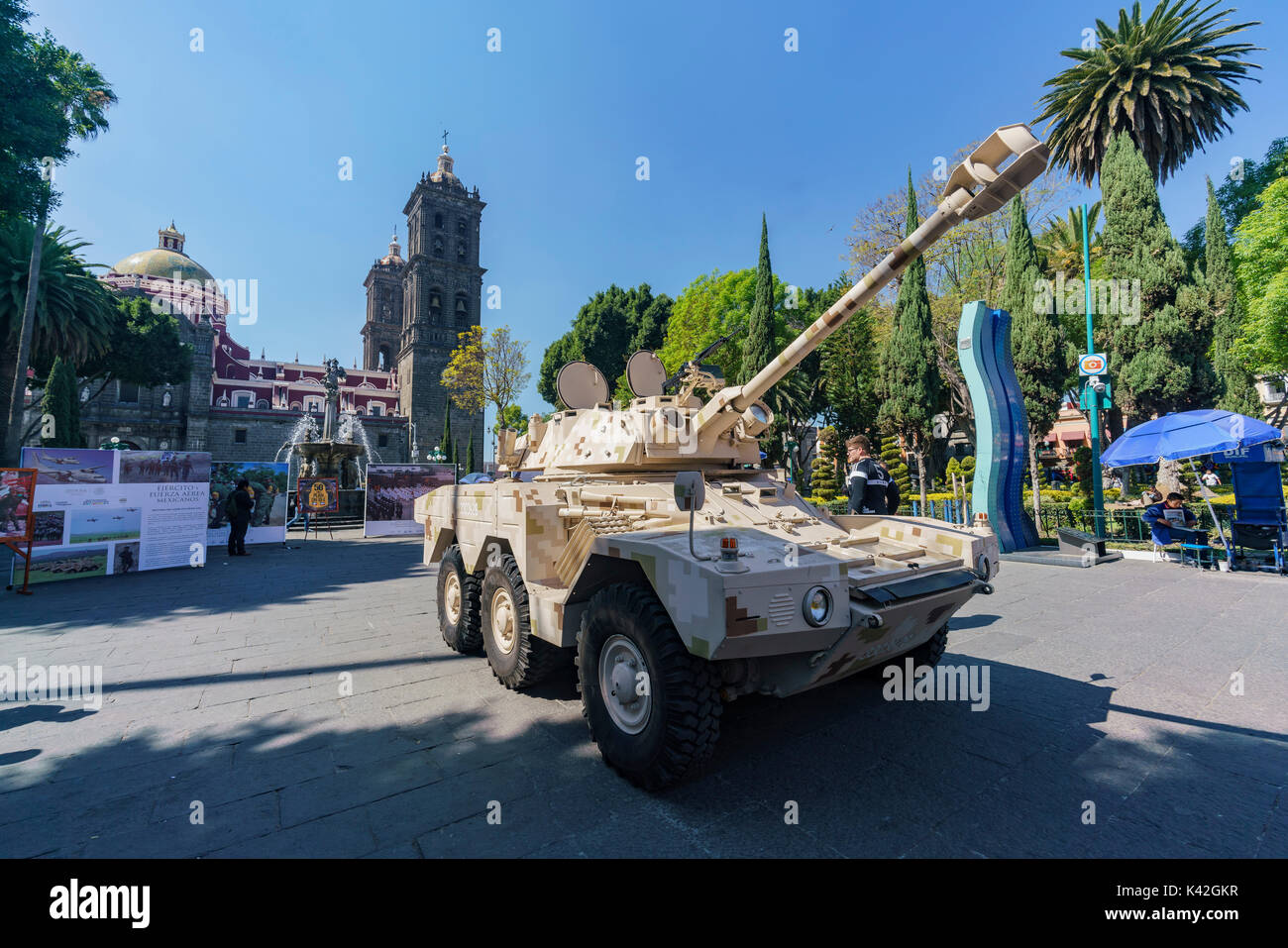 Puebla, FEB 18: Militärische Show am 18.Februar 2017 am Zocalo, Puebla, Mexiko Stockfoto
