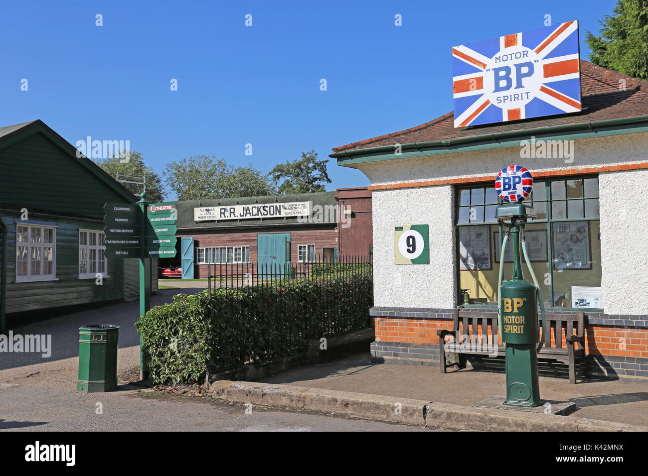 BP Tankstelle Pagode, Brooklands Museum, Weybridge, Surrey, England, Großbritannien, USA, UK, Europa Stockfoto