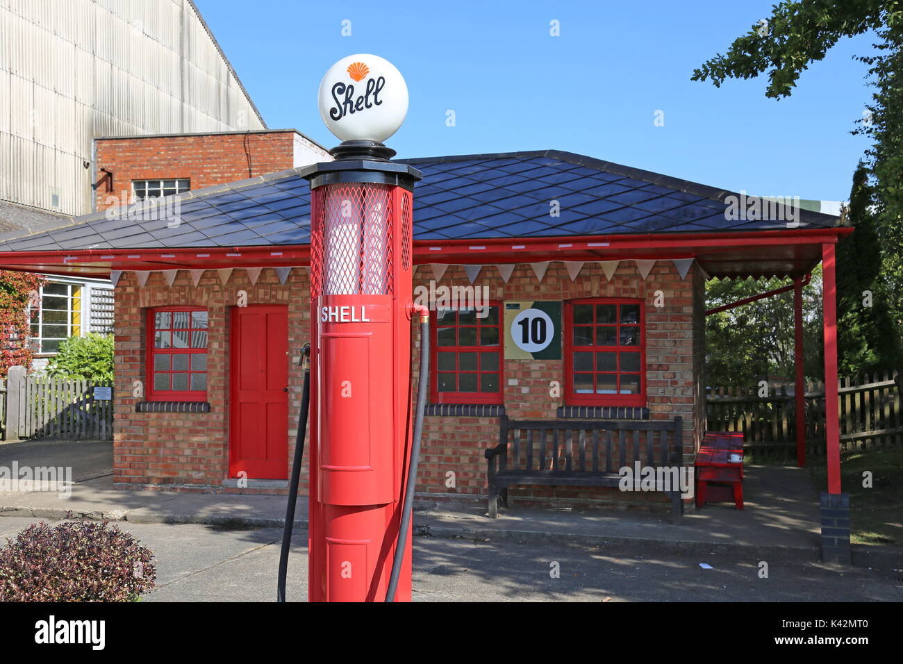 Shell Tankstelle Pagode, Brooklands Museum, Weybridge, Surrey, England, Großbritannien, USA, UK, Europa Stockfoto