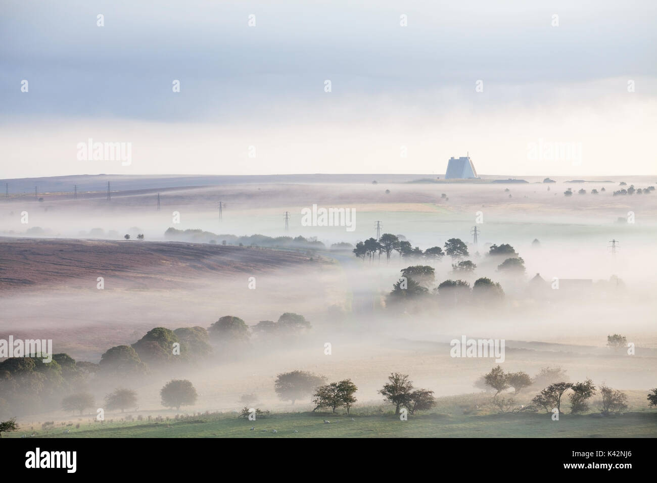 Die herbstlichen Nebel über Fylingdales in die North York Moors Stockfoto