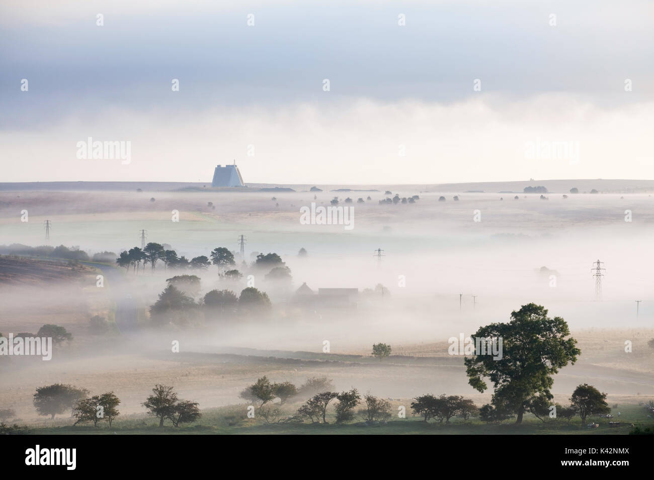 Die herbstlichen Nebel über Fylingdales in die North York Moors Stockfoto