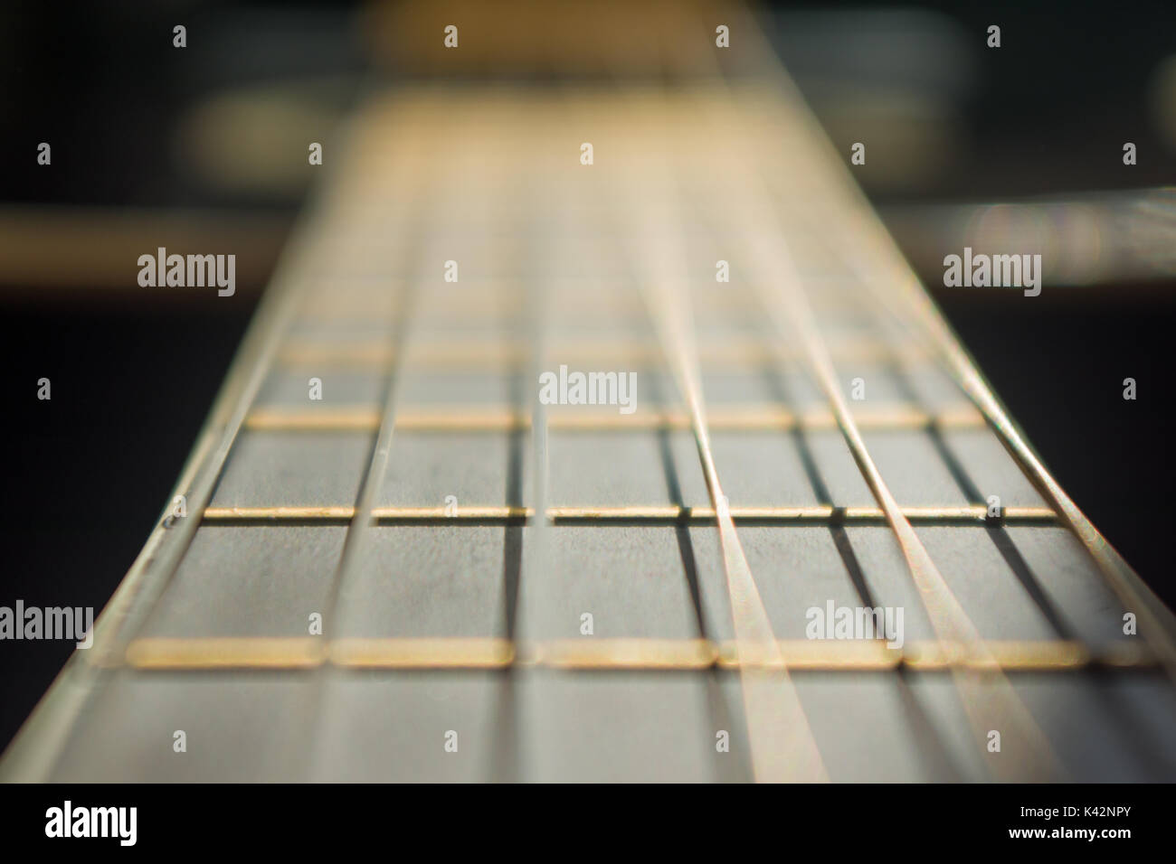 Schwarze Gitarre Griffbrett, Nylon Strings - selektive Fokus Hintergrund Stockfoto