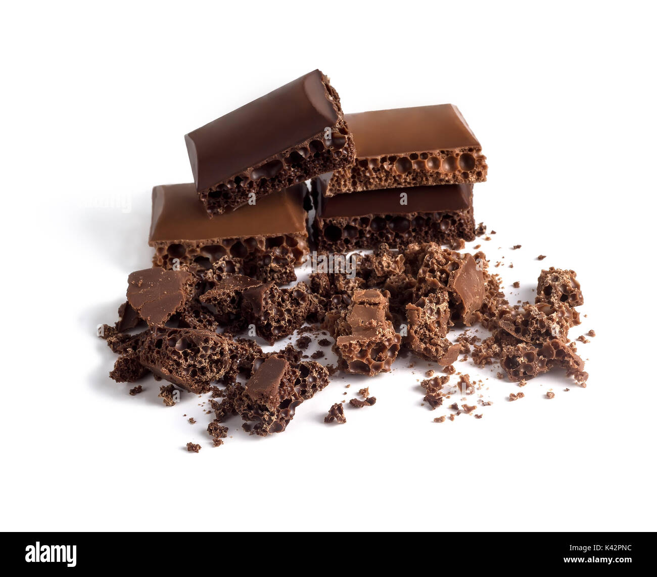 Eine Scheibe von porösen Schokolade Schichten auf weißem Hintergrund Stockfoto