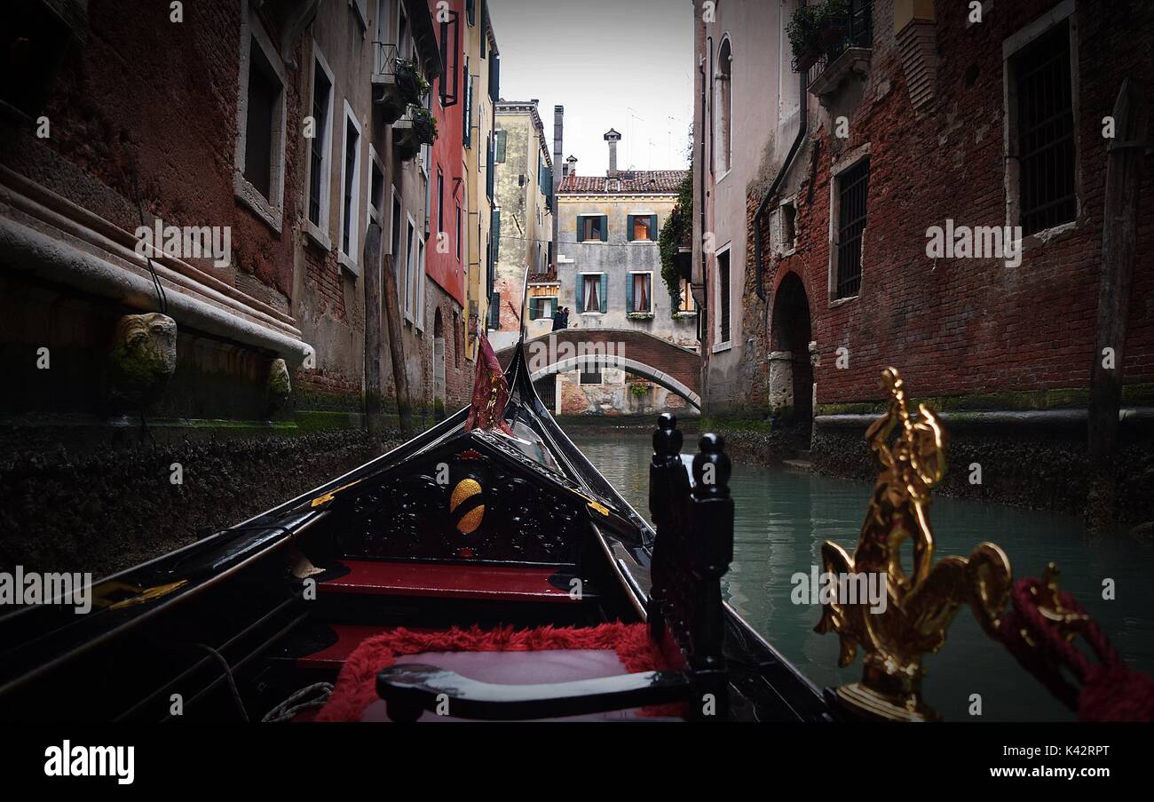 Aus einer Gondel Bootsfahrt durch die Straßen (Kanälen) und unter den Brücken von Venedig, Italien. Stockfoto