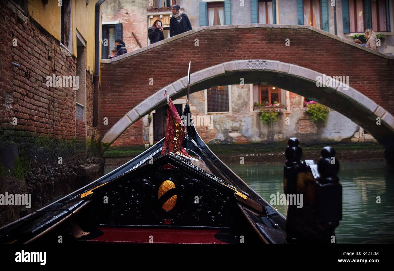 Aus einer Gondel Bootsfahrt durch die Straßen (Kanälen) und unter den Brücken von Venedig, Italien. Stockfoto