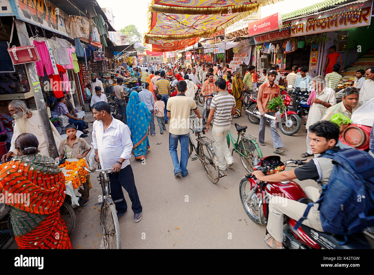 Einkaufsstraße während Diwali Festival, Bharatpur, Rajasthan, Indien | Einkaufsstrasse beim Lichterfest Diwali, Bharatpur, Rajasthan, Indien Stockfoto