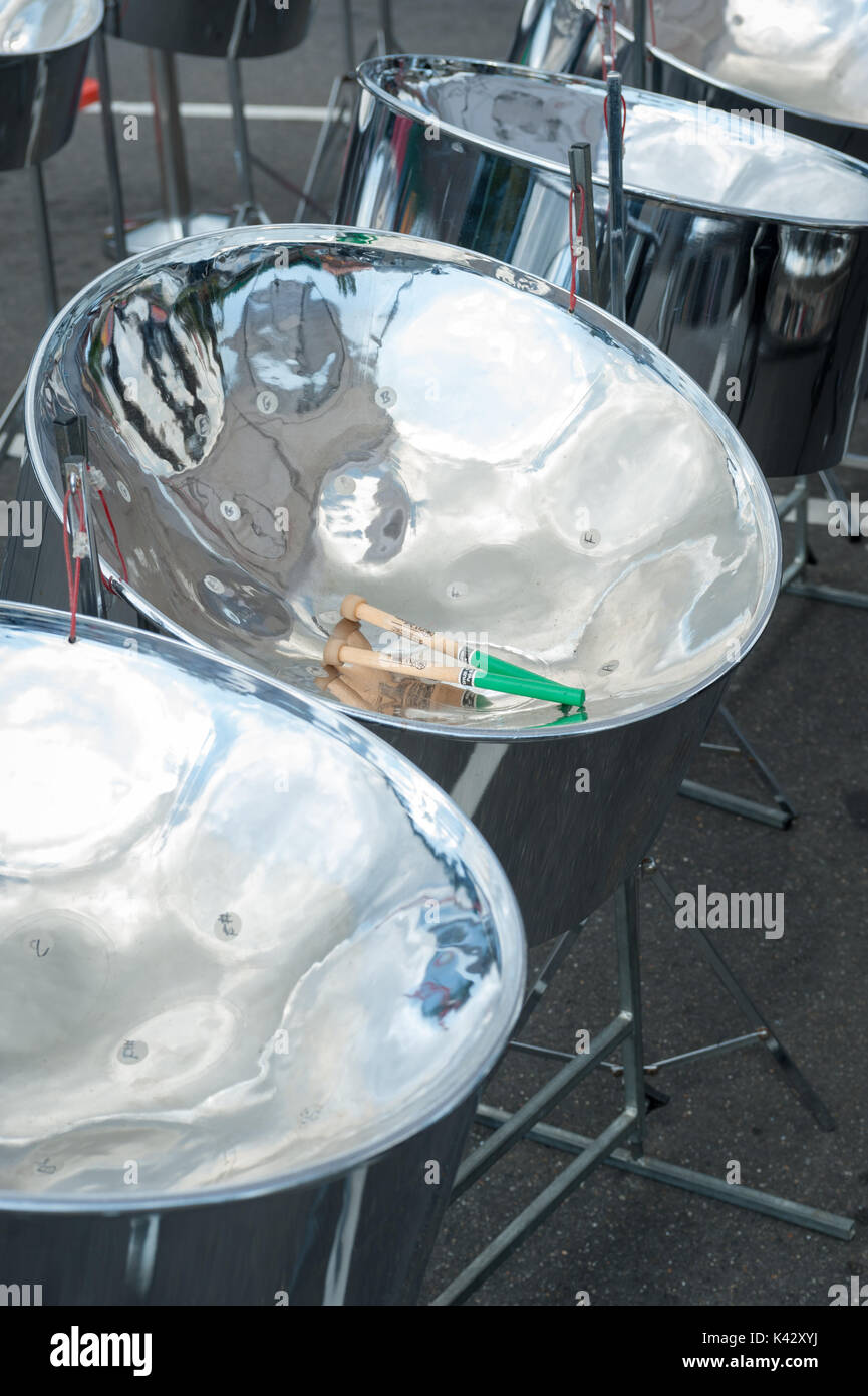 Steelpan drums auch als Steel Drums und Sticks bekannt. Stockfoto