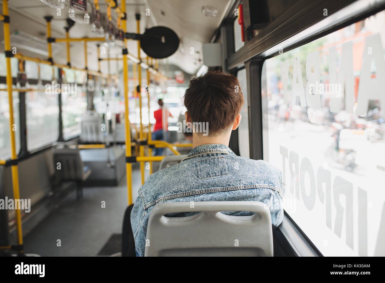 Leute, Lifestyle, Reisen und öffentlichen Verkehrsmitteln. Asiatischer Mann stehend im Stadtbus. Stockfoto