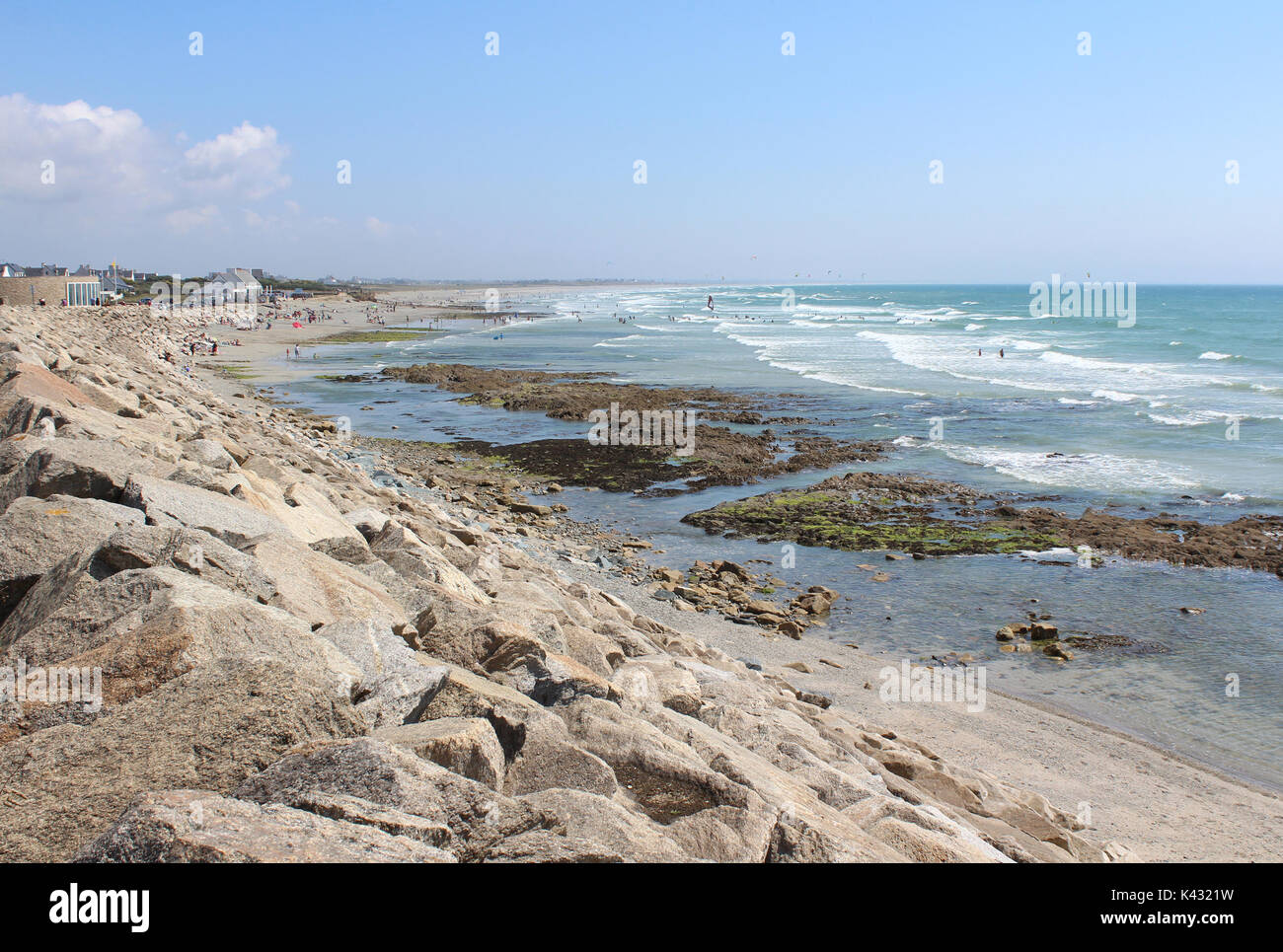 Der breite Sandstrand von Penhors, in der Nähe von Quimper in der Bretagne. Ein äusserst beliebten Wassersport Ziel in Finistere für Surfer und Kitesurfer. Stockfoto