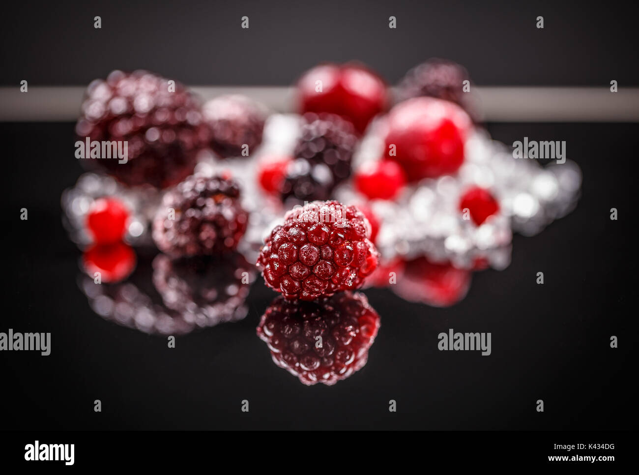 In der Nähe des gefrorenen gemischtes Obst, Beeren auf dem Eis Stockfoto