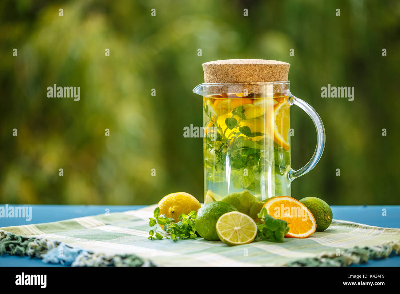 Zitrusfrüchte und Kräutern infundiert Wasser für Entgiftung oder Diät in einer Glaskanne Stockfoto