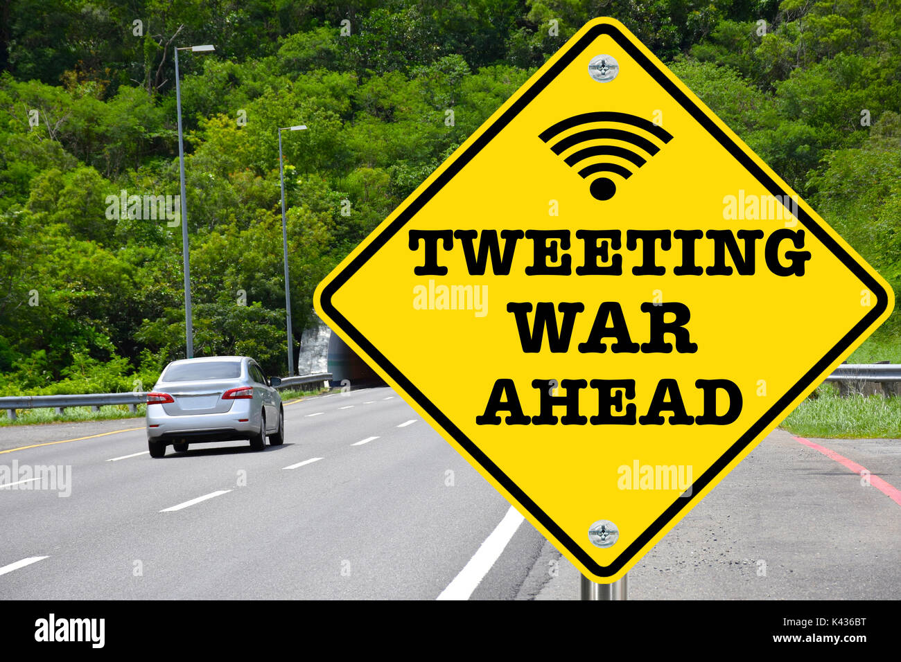 Tweetet Krieg voraus, gelbes Warnschild Stockfoto