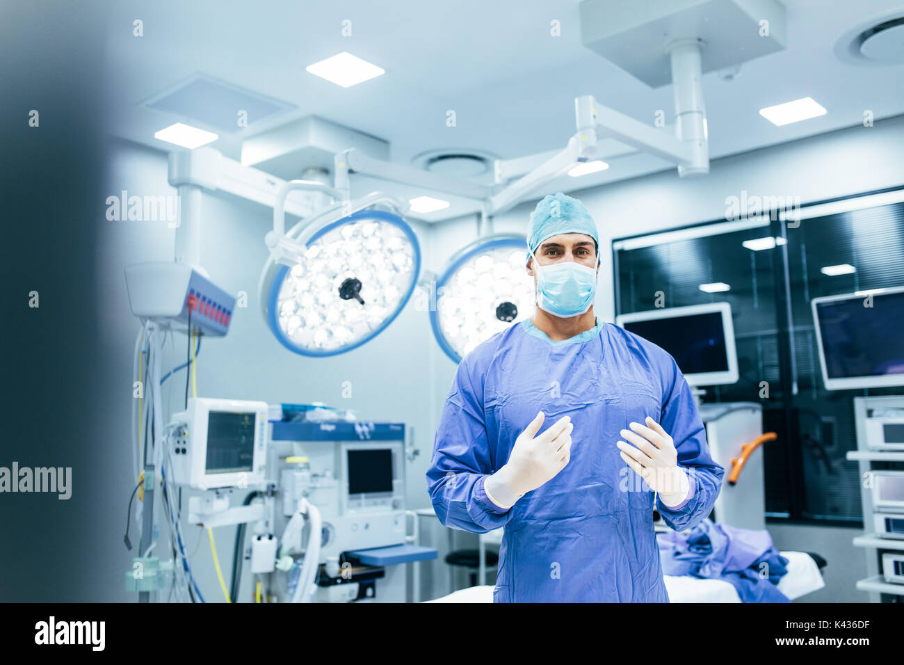Portrait der männlichen Chirurgen im Operationssaal, bereit, auf einen Patienten zu arbeiten. Männliche medizinischer Arbeiter chirurgische Uniform im Operationssaal. Stockfoto