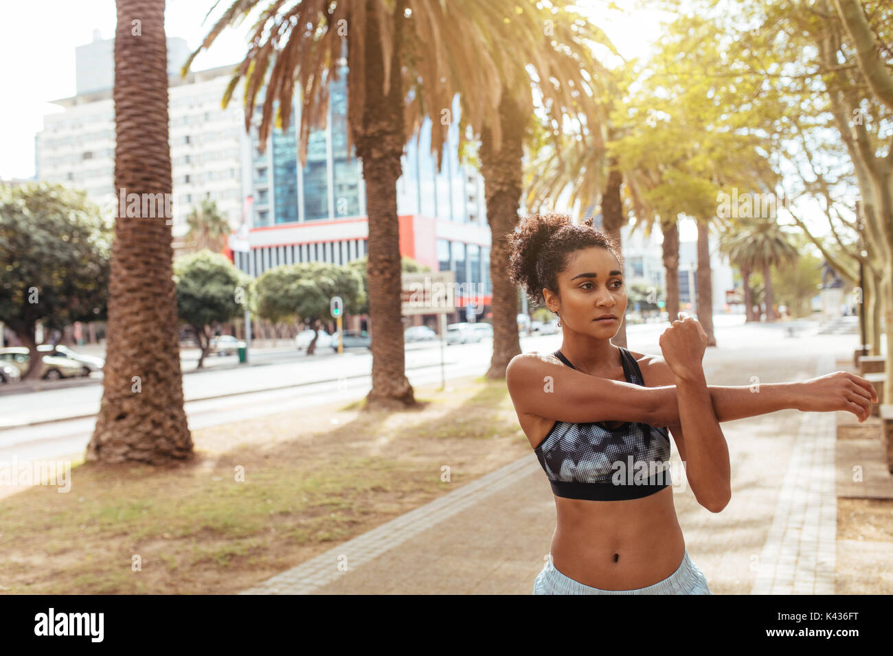 Frau Läufer stretching Hände vor. Sportler in Laufen outfit Sport im Freien. Stockfoto
