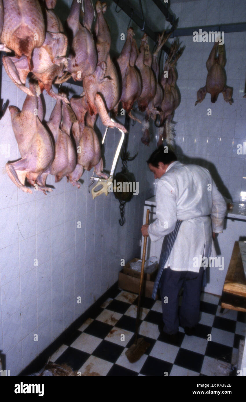 O'Neils Butcher's Shop of the Grosvenor Road, Belfast. Seit über 50 Jahren wird West-Belfast nicht mehr von Business bedient. Die Metzger Noel, Raymond und Gerry dienten jahrelang zusammen während der Unruhen. Das Geschäft war ursprünglich am unteren Ende der Lesson Street und Grosvenor Road. Das ursprüngliche Gebäude wurde abgerissen. Ein Metzger ist eine Person, die Tiere schlachten, ihr Fleisch kleiden, ihr Fleisch verkaufen oder an einer Kombination dieser drei Aufgaben teilnehmen kann. Sie können Standardstücke von Fleisch und Geflügel für den Verkauf in Einzel- oder Großhandelsbetrieben zubereiten. Ein Metzger kann eingesetzt werden Stockfoto