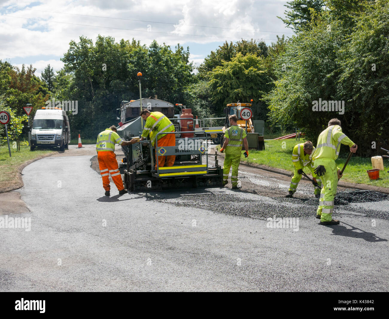 Resurfacing Straße Arbeiten auf Fawley Straße, Fawley, Hants. 18. August 2014 Stockfoto