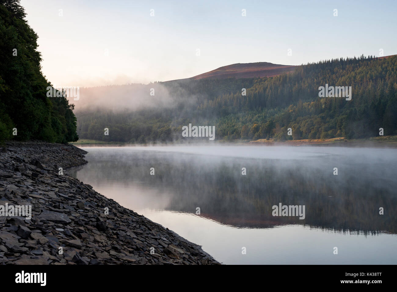 Atemberaubende September Morgen bei Ladybower Reservoir, Peak District, Derbyshire, England. Nebel über der Wasseroberfläche treiben. Stockfoto
