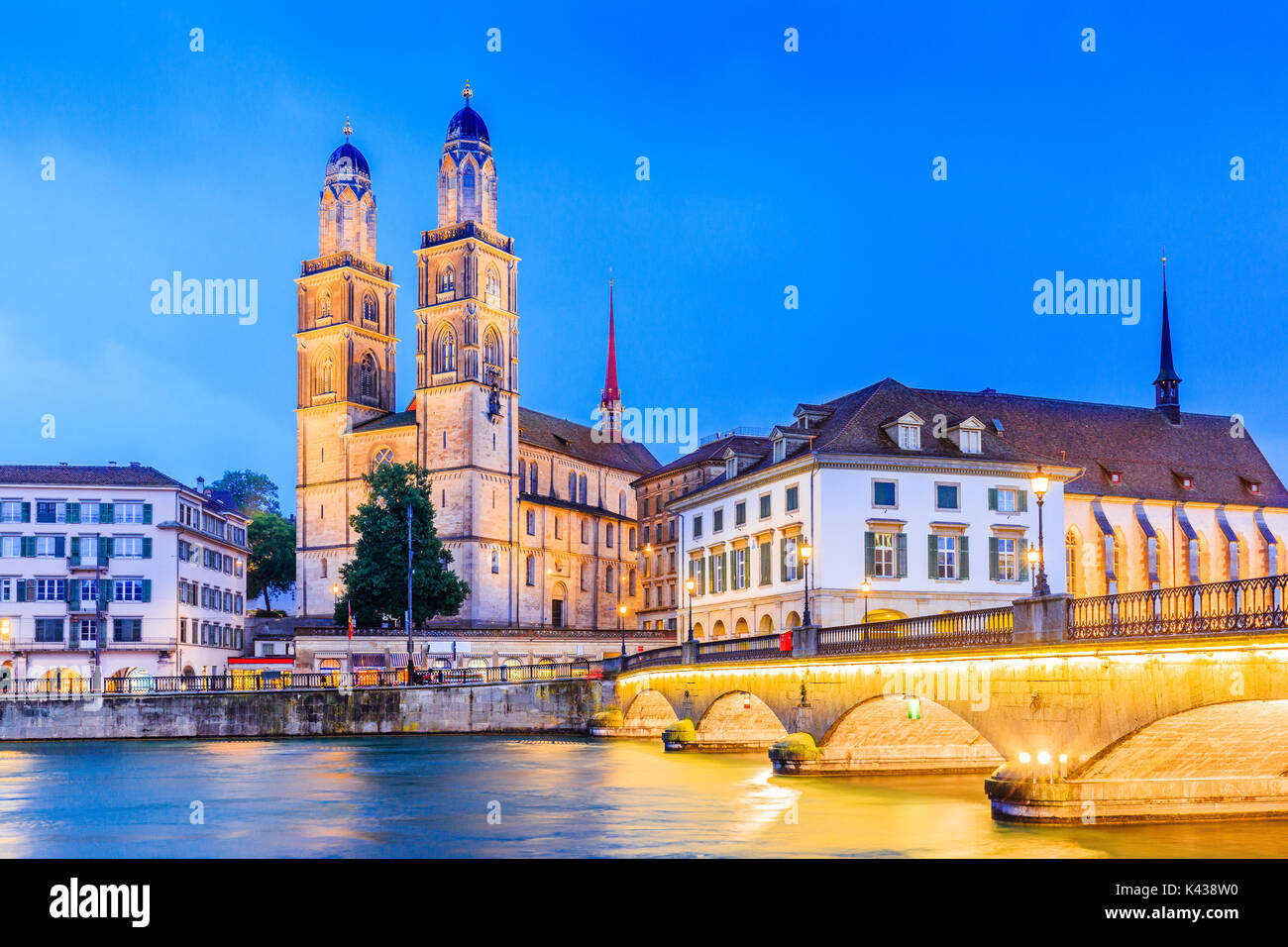 Zürich, Schweiz. Blick auf die historische Innenstadt mit dem berühmten Grossmünster Kirche, an der Limmat. Stockfoto