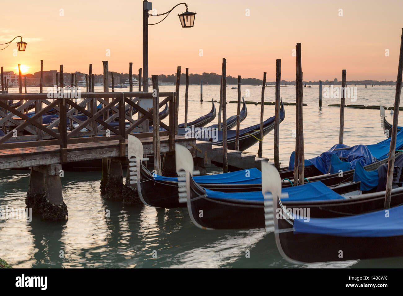 Italien, Venedig, Gondeln Richtung weitergegeben günstig Lido di Venezia Inseln bei Sonnenaufgang. Stockfoto