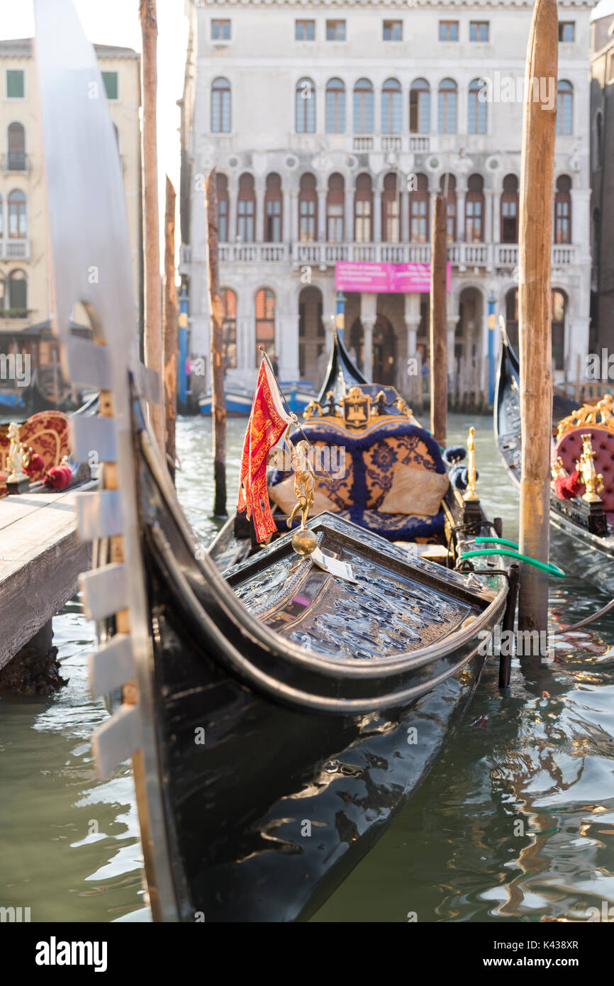 Italien, Venedig, kunstvoll angelegte Gondel. Stockfoto