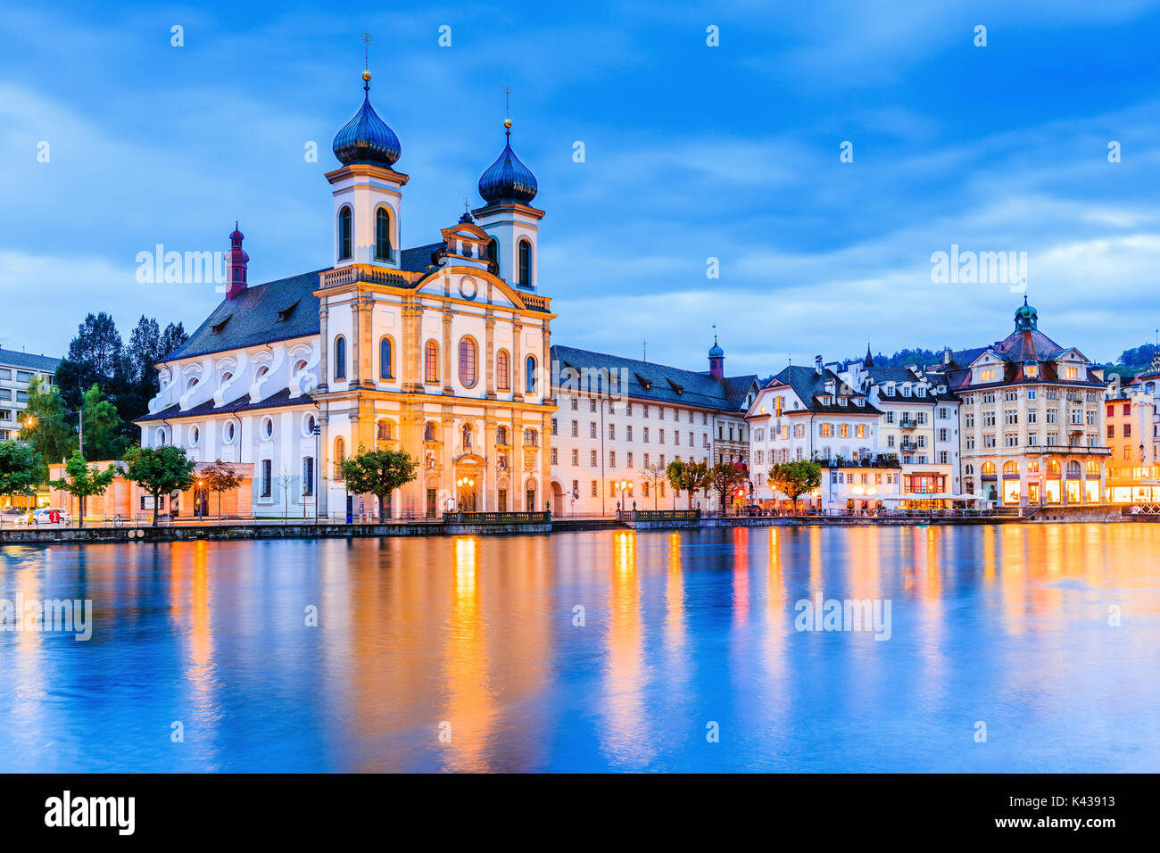 Luzern, Schweiz. Jesuitenkirche am Ufer der Reuss in der Altstadt. Stockfoto