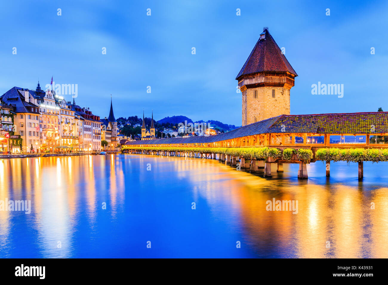 Luzern, Schweiz. Das historische Stadtzentrum mit seinen berühmten Kapellbrücke und dem Wasserturm. (floralpina) Stockfoto