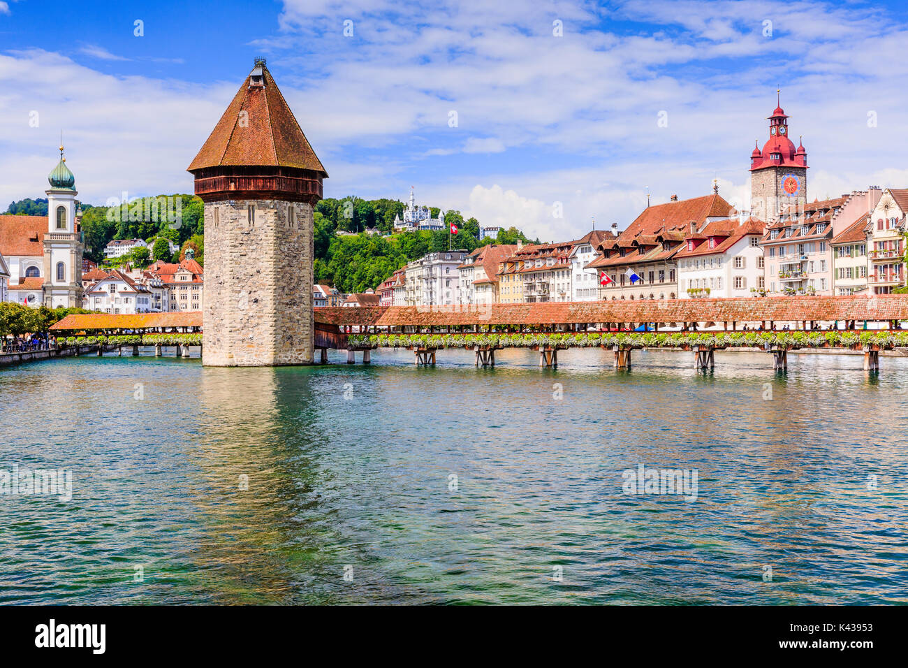Luzern, Schweiz. Das historische Stadtzentrum mit seinen berühmten Kapellbrücke und City Hall. (floralpina) Stockfoto