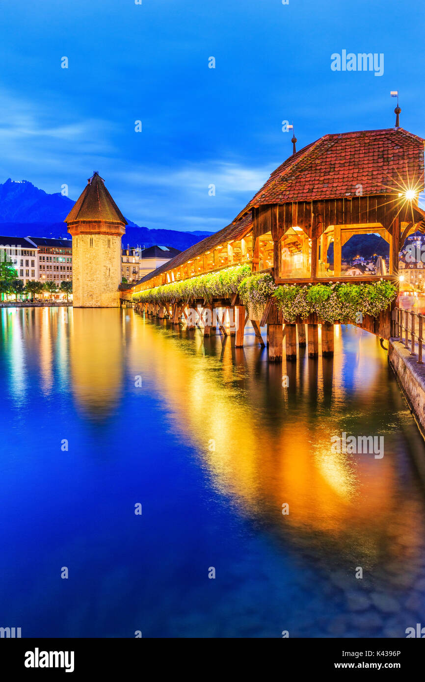 Luzern, Schweiz. Das historische Stadtzentrum mit seinen berühmten Kapellbrücke und Mt. Pilatus im Hintergrund. (Floralpina), Stockfoto