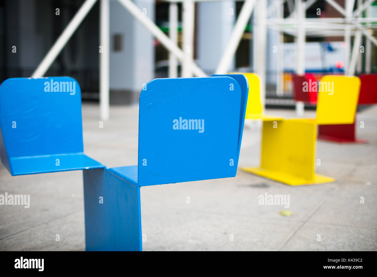 Stühle in den Straßen von New York City Stockfoto