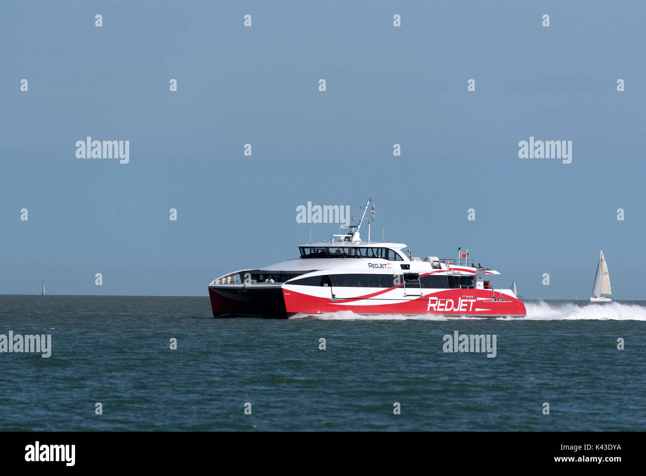 Southampton Wasser südlichen England UK. August 2017. Passagierfähre Rot Jet 6 eingehend zu Southampton aus Ryde Isle of Wight. Stockfoto