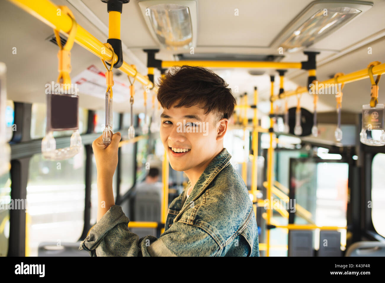Asiatischer Mann mit den öffentlichen Verkehrsmitteln, Bus stehen. Stockfoto