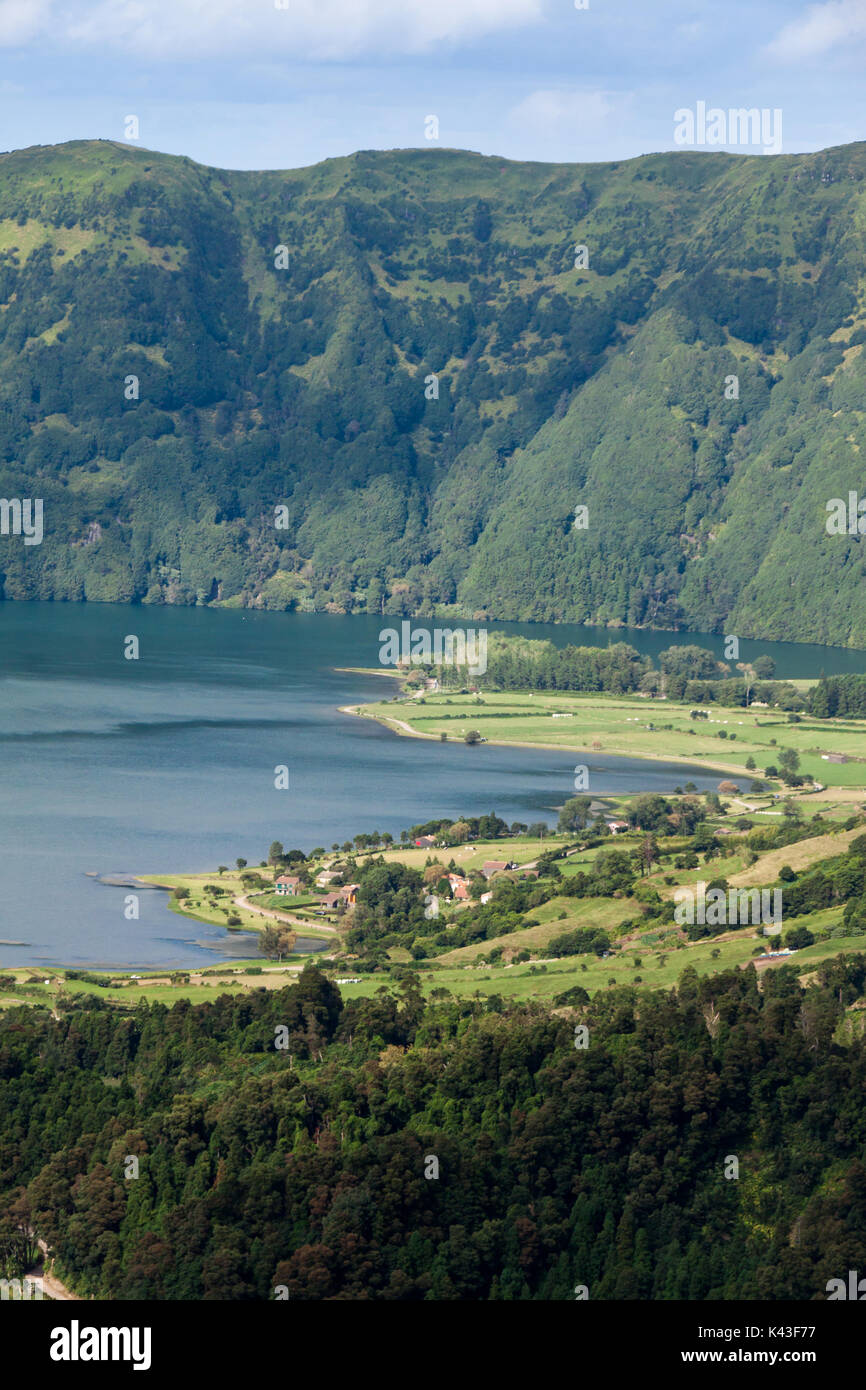 Über Lagoa Azul zwischen Bäumen, Sao Miguel, Azoren Stockfoto