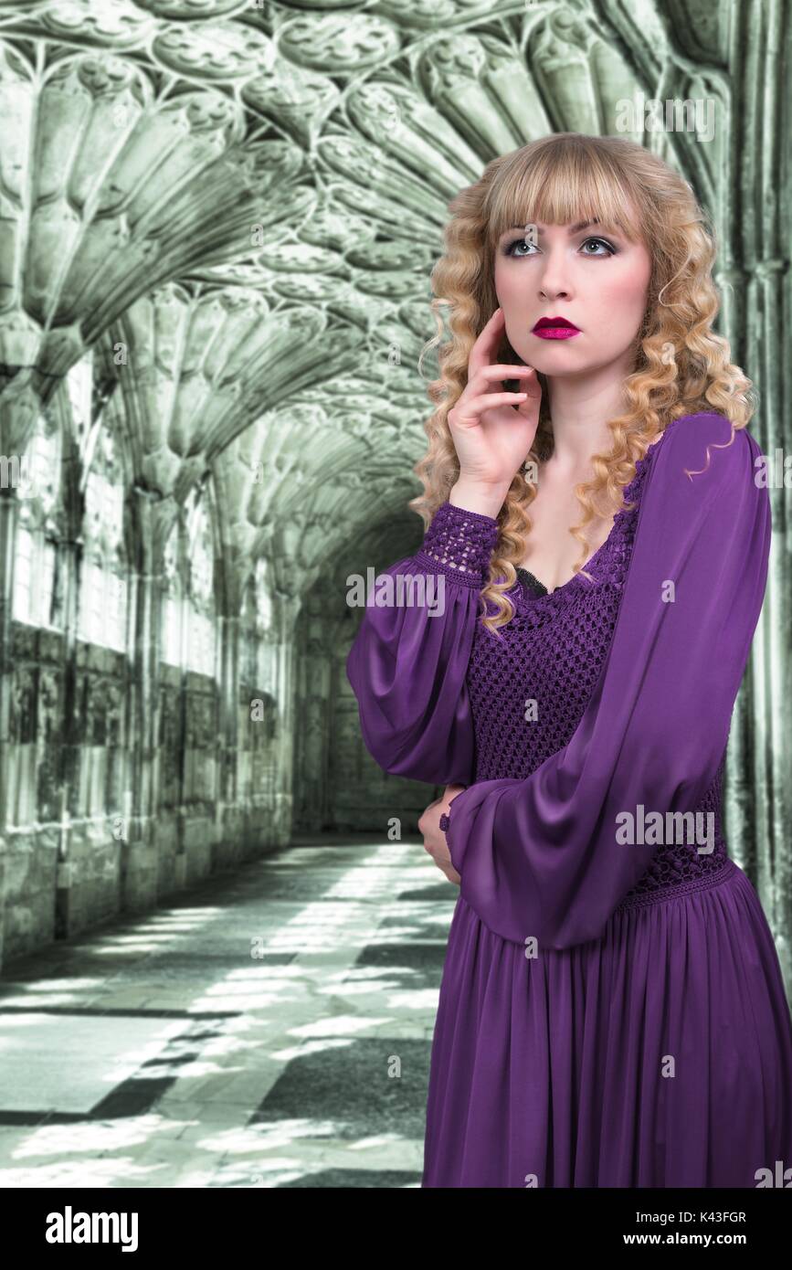 Frau mit langen blonden Haaren in einem alten Gebäude Stockfoto