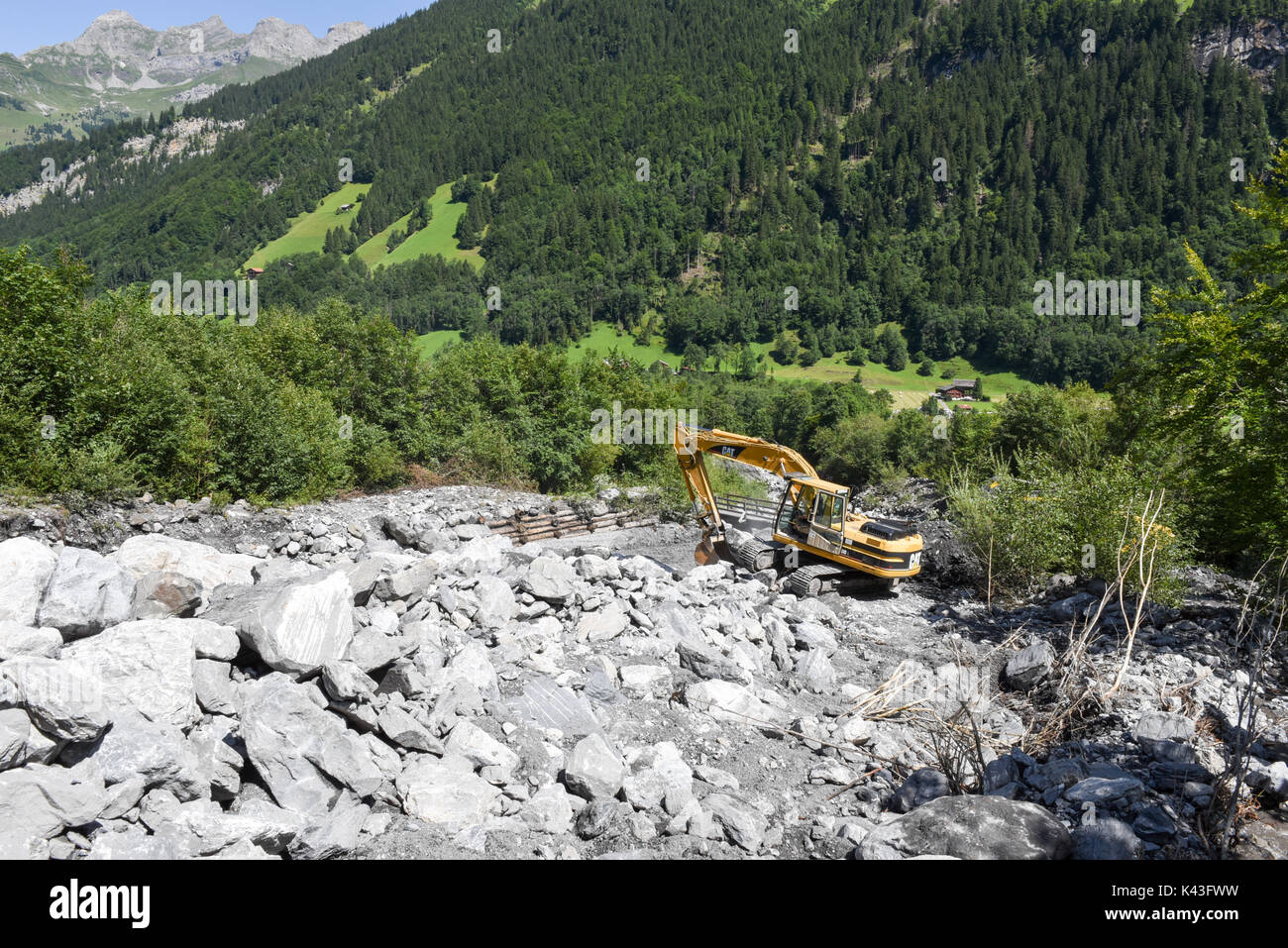 Engelberg, Schweiz - 30. Juli 2017: Digger, ordnet ein Bett eines Flusses nach einem Erdrutsch in Engelberg in den Schweizer Alpen Stockfoto