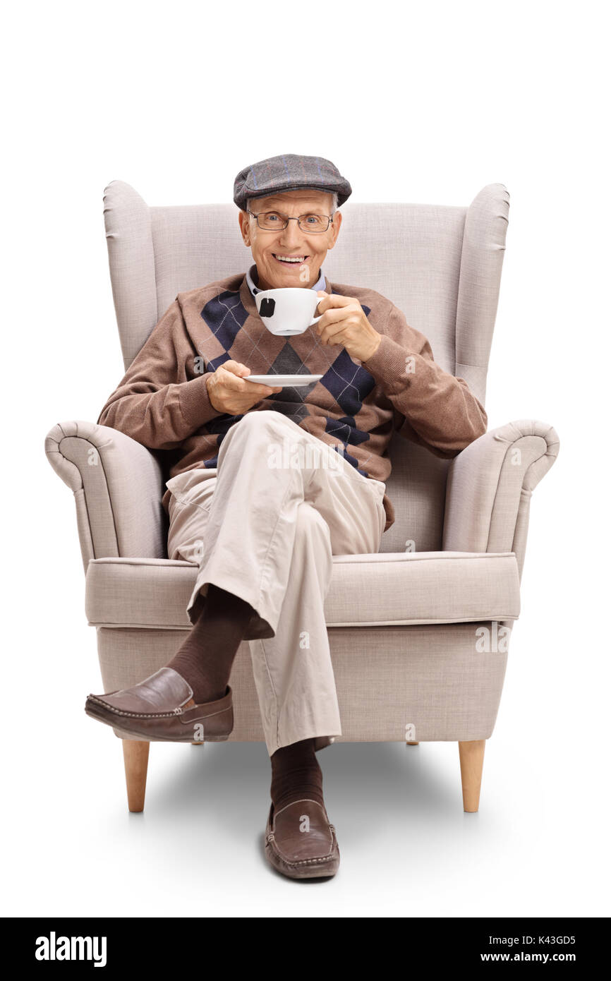 Senior sitzt in einem Sessel und einer Tasse Tee auf weißem Hintergrund Stockfoto