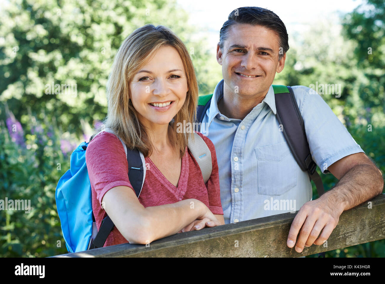 Portrait von Reifes Paar Wandern im Hinterland Stockfoto