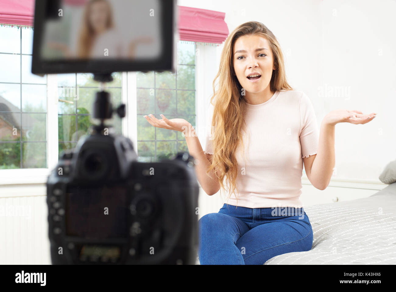 Weibliche Vloggerin, die Aufzeichnung der Sendung im Schlafzimmer Stockfoto