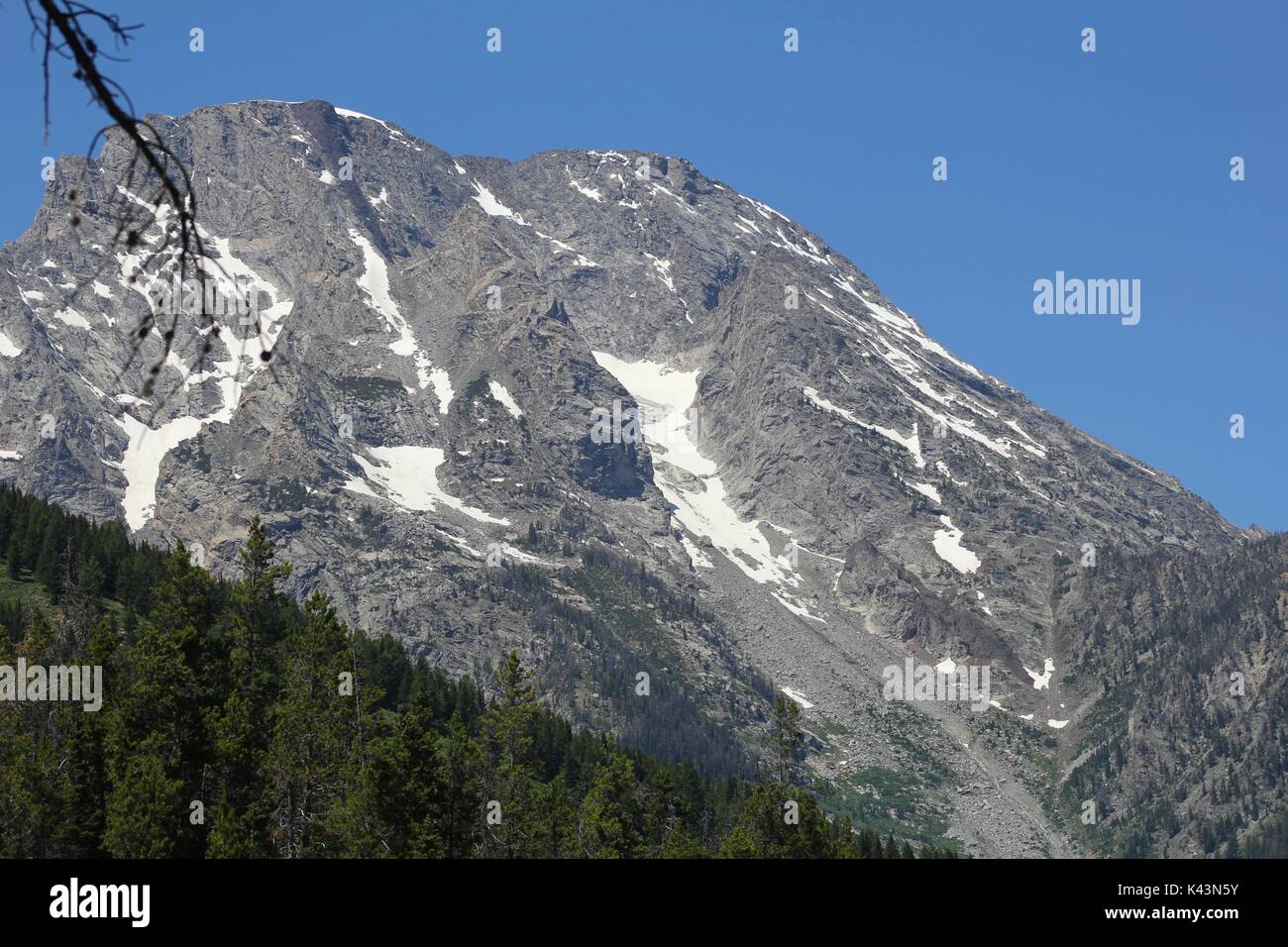 Schnee beginnt aus zu einem Rocky Mountain Peak im Grand Teton National Park Juni 23, 2016 in der Nähe von Elche, Wyoming schmelzen. (Foto von John tobiason über Planetpix) Stockfoto