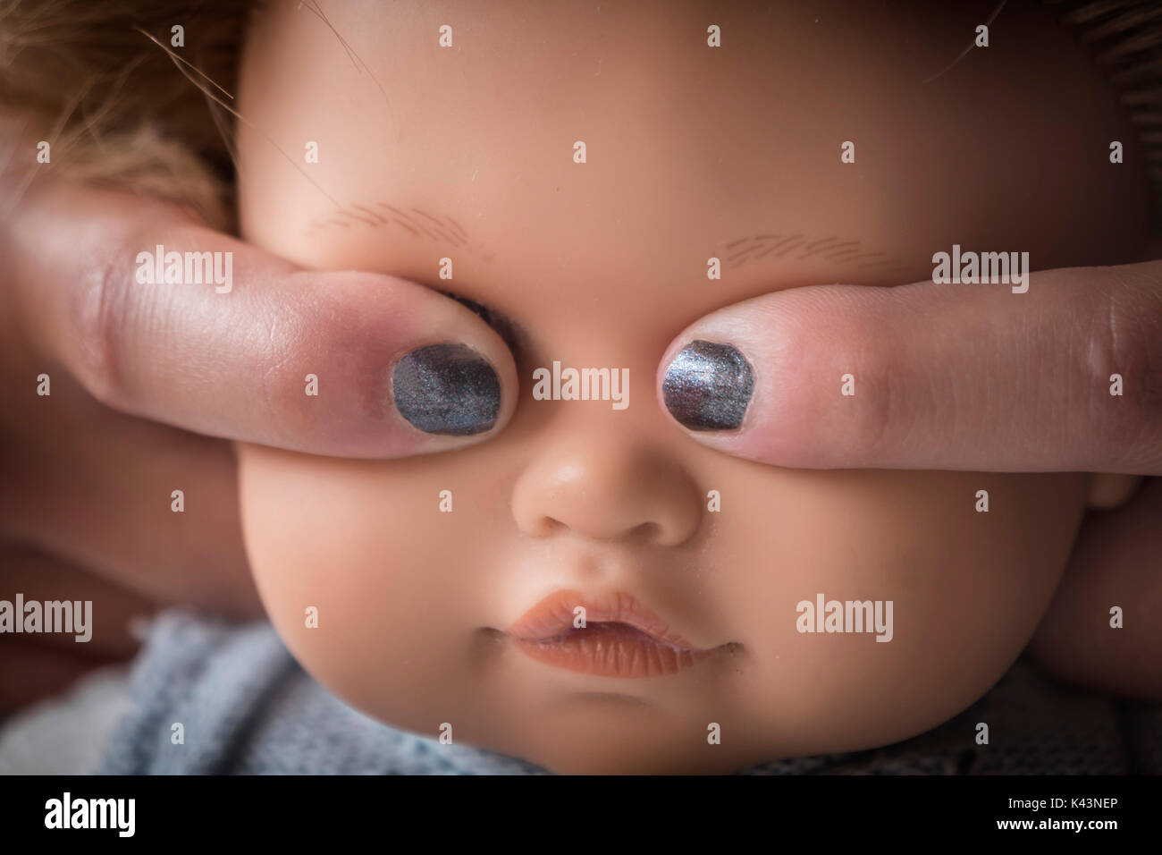 Die Finger, die Augen einer Puppe Stockfoto
