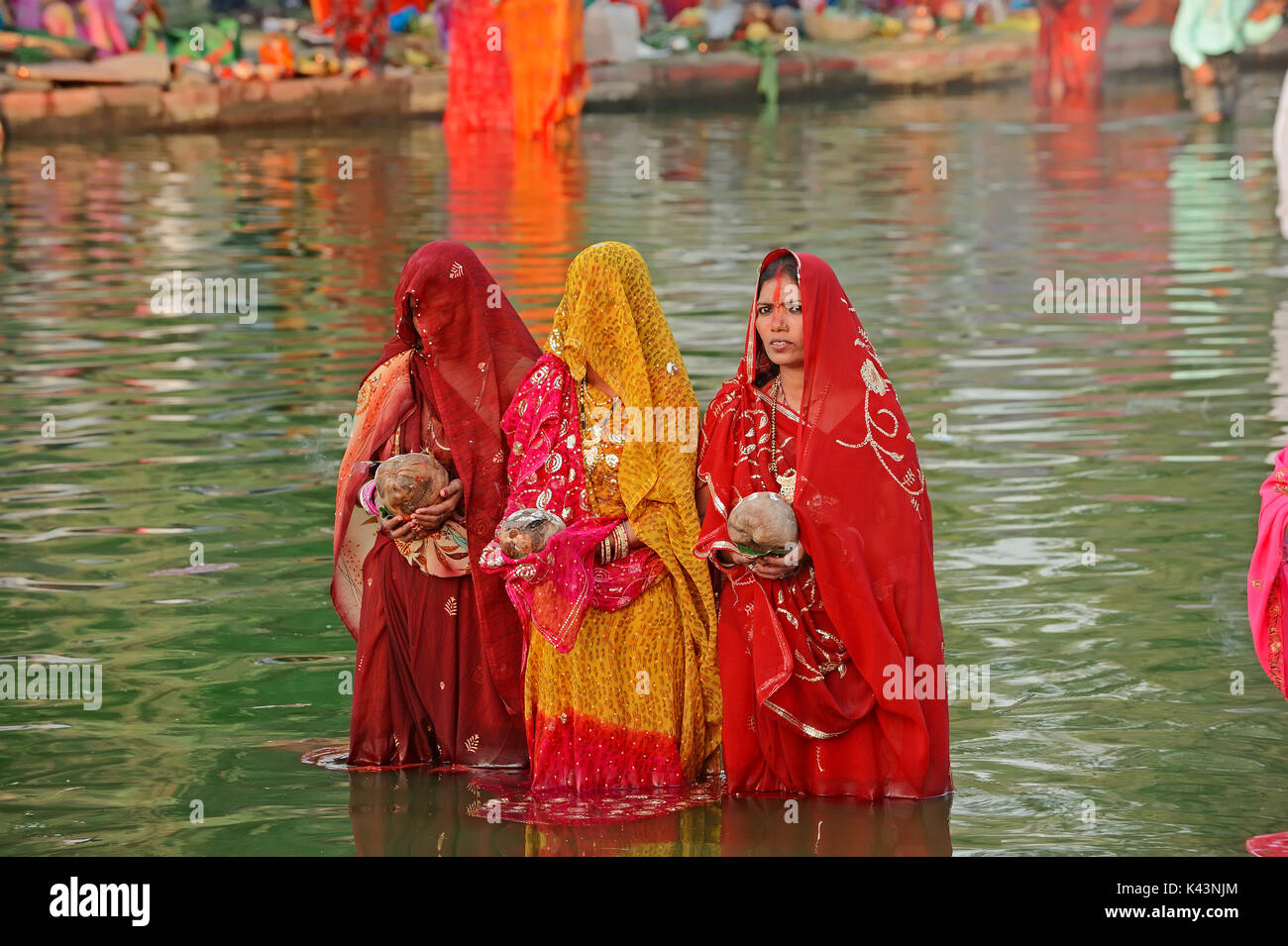 Hinduistische Frauen an der Chhath Festival, New Delhi, Indien | Hindu-Frauen beim hinduistischen Chhath Fest, Neu-Delhi, Indien Stockfoto