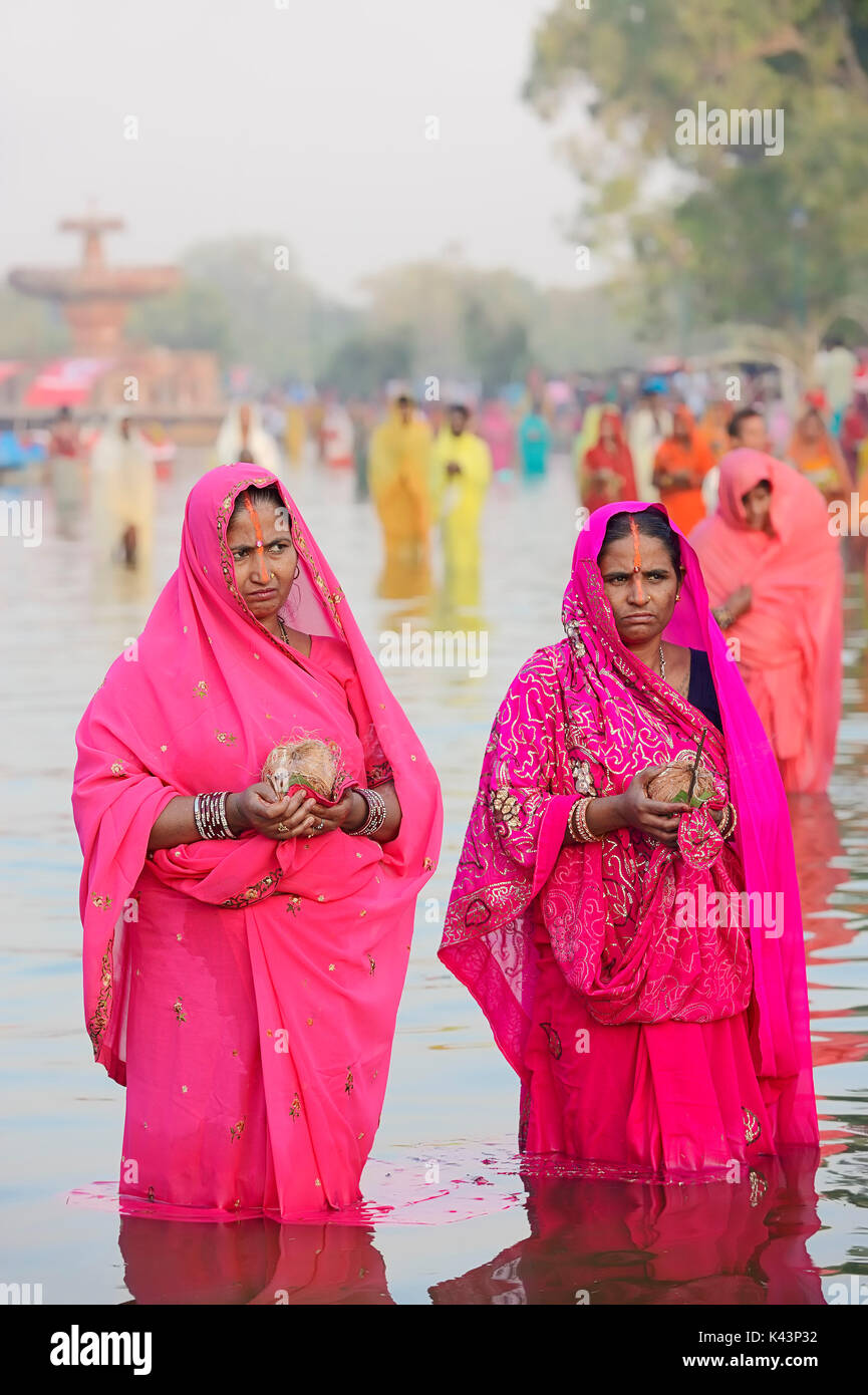 Hinduistische Frauen an der Chhath Festival, New Delhi, Indien | Hindu-Frauen beim hinduistischen Chhath Fest, Neu-Delhi, Indien Stockfoto