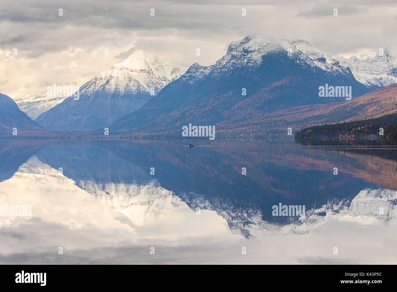 Cannon, Braun und Merganser Berge spiegeln aus Lake McDonald an den Glacier National Park 21. Oktober 2016 in der Nähe von West Glacier, Montana. (Foto von Jacob W. Frank über Planetpix) Stockfoto